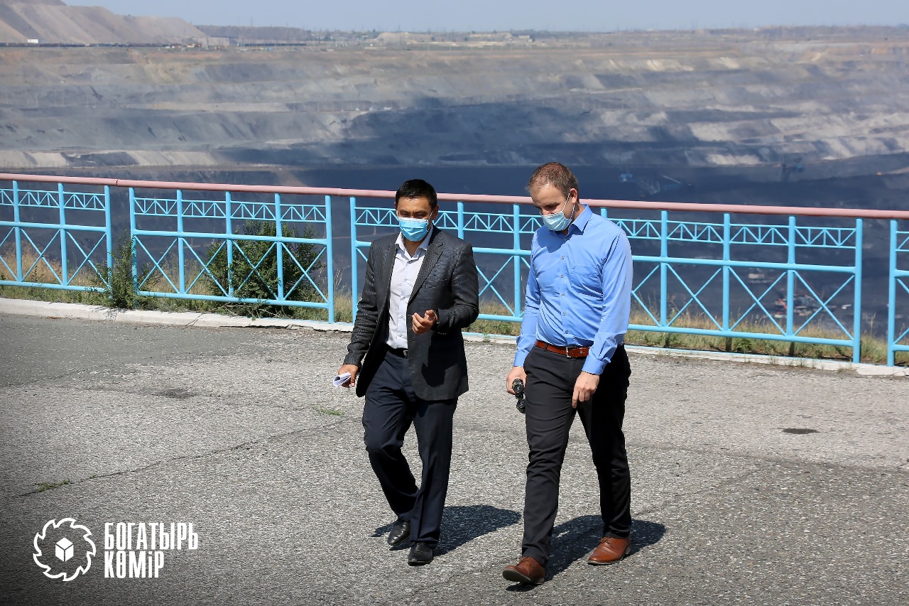 Guided tour through the opencast mine Bogatyr Komir. 