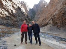 Left to right: Prof. Dr. Christine Fürst (MLU), Jargalmaa Ganzorig (Head of the Science and Technology Division of Science, Industrial Development and Innovation Agency of Ulanbataar) and CASIB's head of bureau Dr. Peter Liebelt against the backdrop of the weathered-eroded rock landscape 