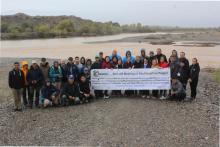 Abschließendes Gruppenbild aller deutschen und lokalen Stakeholder vor dem Hintergrund des Naryn