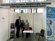 Am Stand der Kasachischen Agrartechnischen Universität S. Seifullin